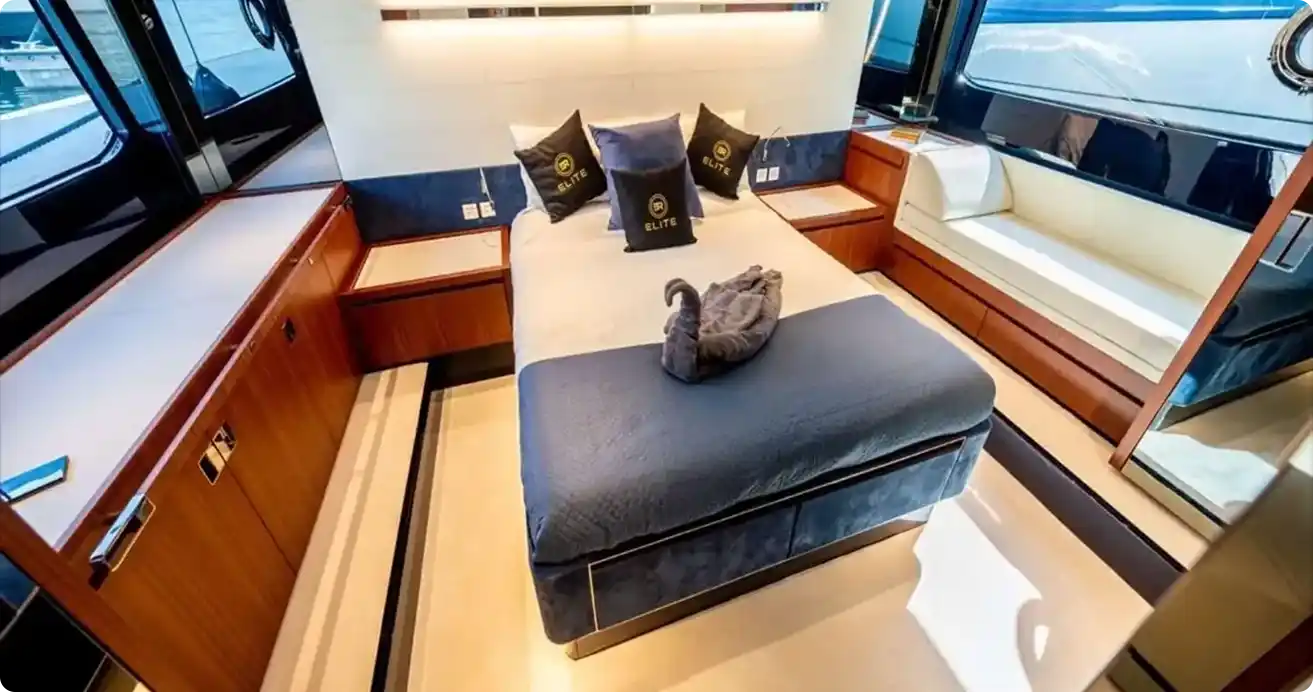 Take a Riva 750 boat rental to Palm Jumeirah Dubai